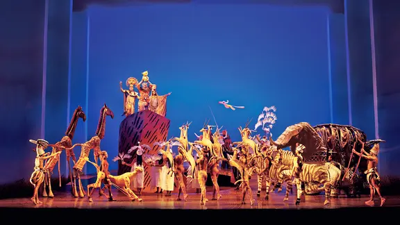 Das Ensemble im Stage Theater auf der Bühne des Musicals "König der Löwen" in Hamburg | Stage Entertainment / Deen van Meer, Deen van Meer Das Ensemble im Stage Theater auf der Bühne des Musicals "König der Löwen" in Hamburg