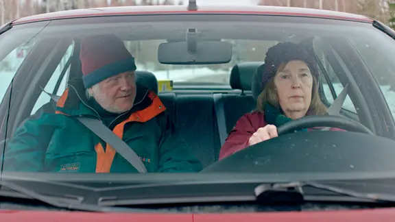 Ella (Leena Uotila) holt Lasse (Tom Wentzel). | NDR/JesseJalonen©AamuFilmCompany Ella (Leena Uotila) holt Lasse (Tom Wentzel).