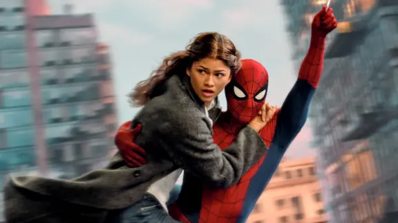 Zendaya (links) schwingt in den Armen von Spider-Man (Tom Holland) über New York | SONY CTMG 2026 MARVEL / Foto: Jay Maidment Zendaya (links) schwingt in den Armen von Spider-Man (Tom Holland) über New York