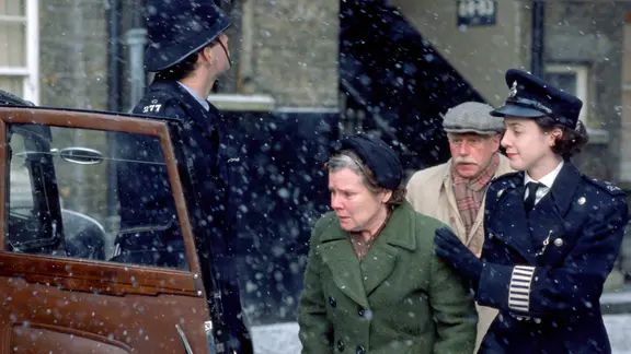 Vera Drake (Imelda Staunton) wird von der Polizei abgeführt. | Simon Mein / ARTE Vera Drake (Imelda Staunton) wird von der Polizei abgeführt.
