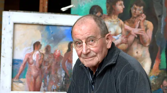 Willi Sitte blieb auch nach der Wiedervereinigung von den Ideen der DDR überzeugt. | picture-alliance/ dpa/dpaweb | Waltraud Grubitzsch Der Maler Willi Sitte an der Staffelei in seinem Atelier in Halle/Saale, 2005.