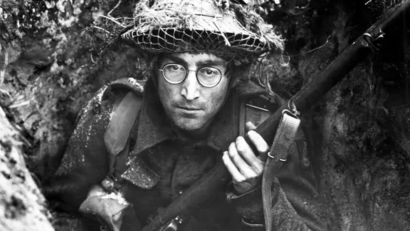 Das Bild zeigt eine Szene des Spielfilms "Wie ich den Krieg gewann" mit John Lennon. | picture alliance / Everett Collection, Courtesy Everett Collection Das Bild zeigt eine Szene des Spielfilms "Wie ich den Krieg gewann" mit John Lennon.