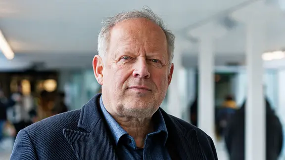 Ein Mann mit lichtem Haar (Axel Milberg) blickt ernst in die Kamera. | picture alliance / dpa, Markus Scholz Ein Mann mit lichtem Haar (Axel Milberg) blickt ernst in die Kamera.