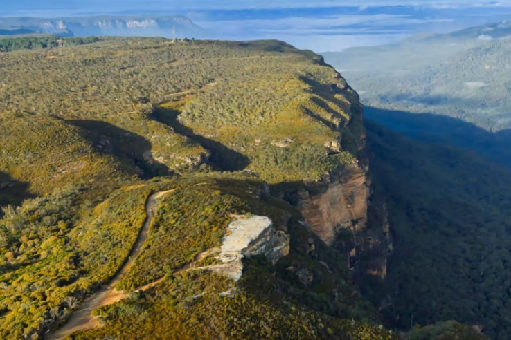 dron shot of a white sandstone cliff within the Blue Mountains escarpment
