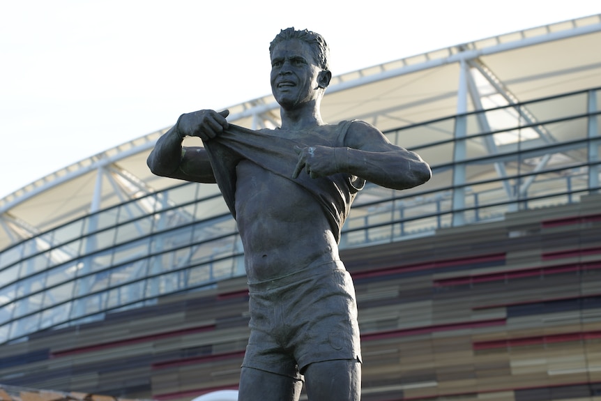Bronze statue of Nicky Winmar at Perth Stadium.
