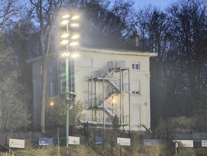 Le zoom est très performant malgré la distance, et l’IA parvient à conserver une certaine netteté… parfois un peu trop forcée.