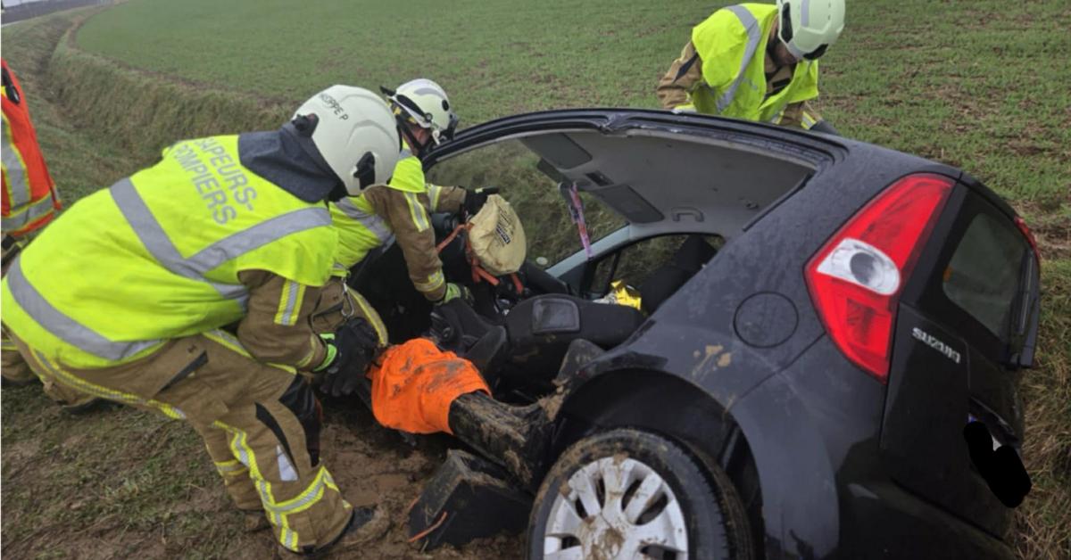 Une automobiliste quitte la chaussée à hauteur du rond-point, sa voiture se retrouve sur le flanc dans un champ à Hannut : « Attention aux chaussées glissantes »