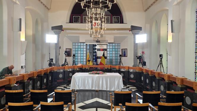 La salle des mariages avant l’arrivée des invités et des mariés.