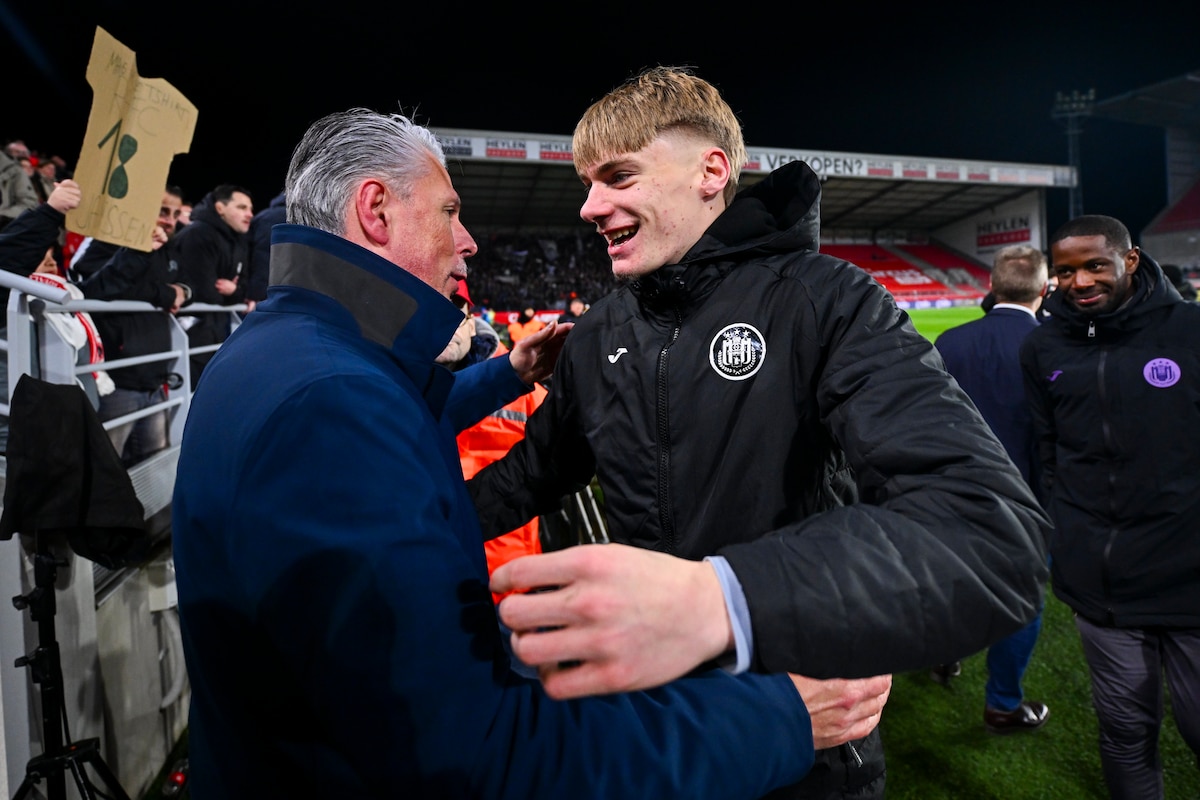 DEURNE, BELGIUM - FEBRUARY 12 : Verschueren Michael President of RSC Anderlecht celebrating with De Cat Nathan midfielder of RSC Anderlecht during the Belgian Croky Cup semi-final match second leg between Royal Antwerp FC and RSC Anderlecht on February 12, 2026 in Deurne, Belgium, 12/02/2026 ( Photo by Tomas Sisk / Photonews
