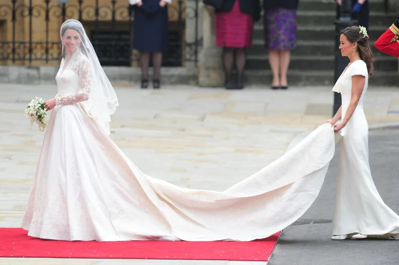 Catherine Middleton, sur le point de devenir l'épouse du prince William, sort de la voiture, accompagnée de sa sœur Pippa, avant son entrée dans l'abbaye de Westminster, le 29 avril 2011.