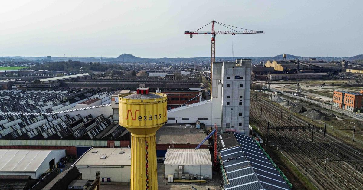 Une immense tour de 53 mètres de haut est en train de sortir de terre sur le site de Nexans, non loin du centre-ville de Charleroi