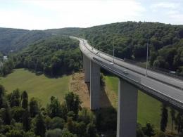 Le pompier venait à peine d’entamer sa descente du viaduc de Remouchamps lorsqu’il est tombé.