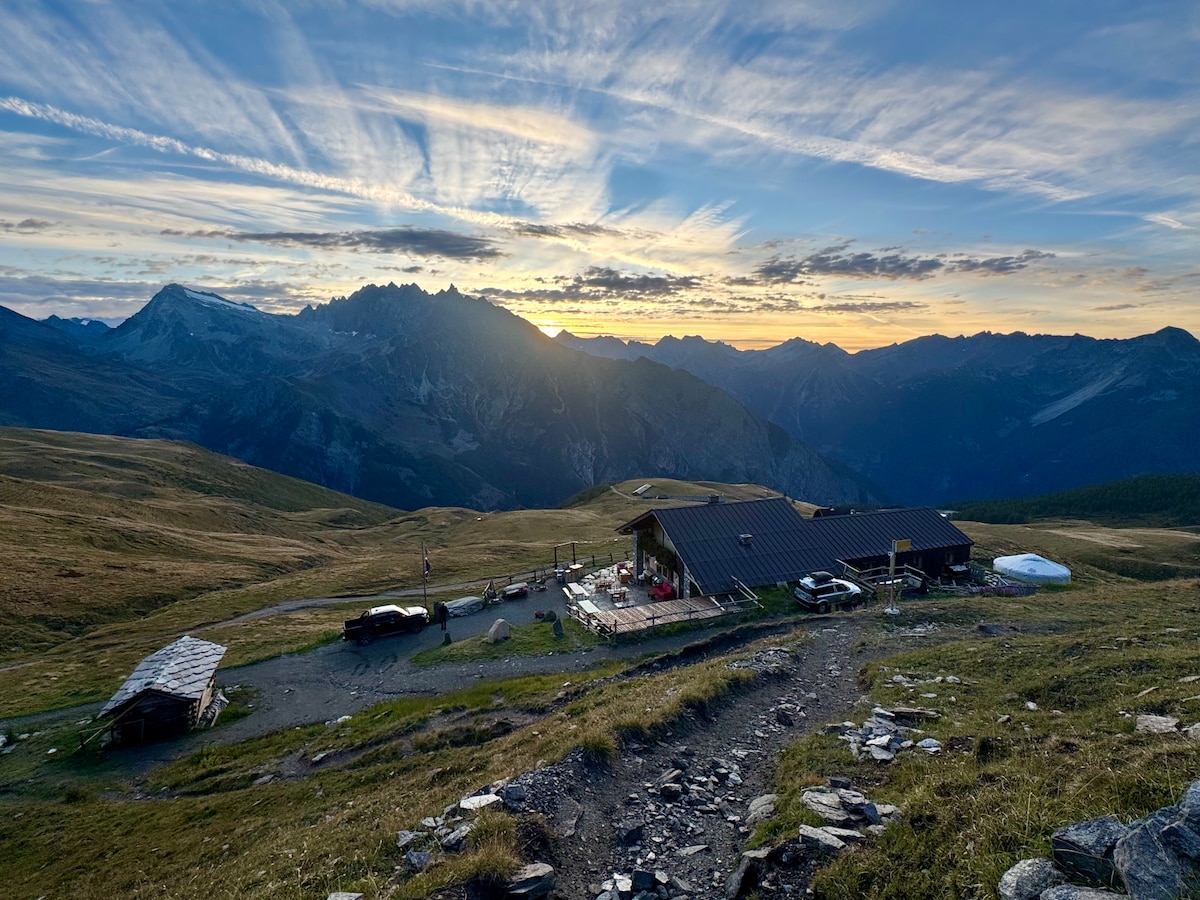 Refuge de Champillon, après avoir rejoint le Val d'Aoste.