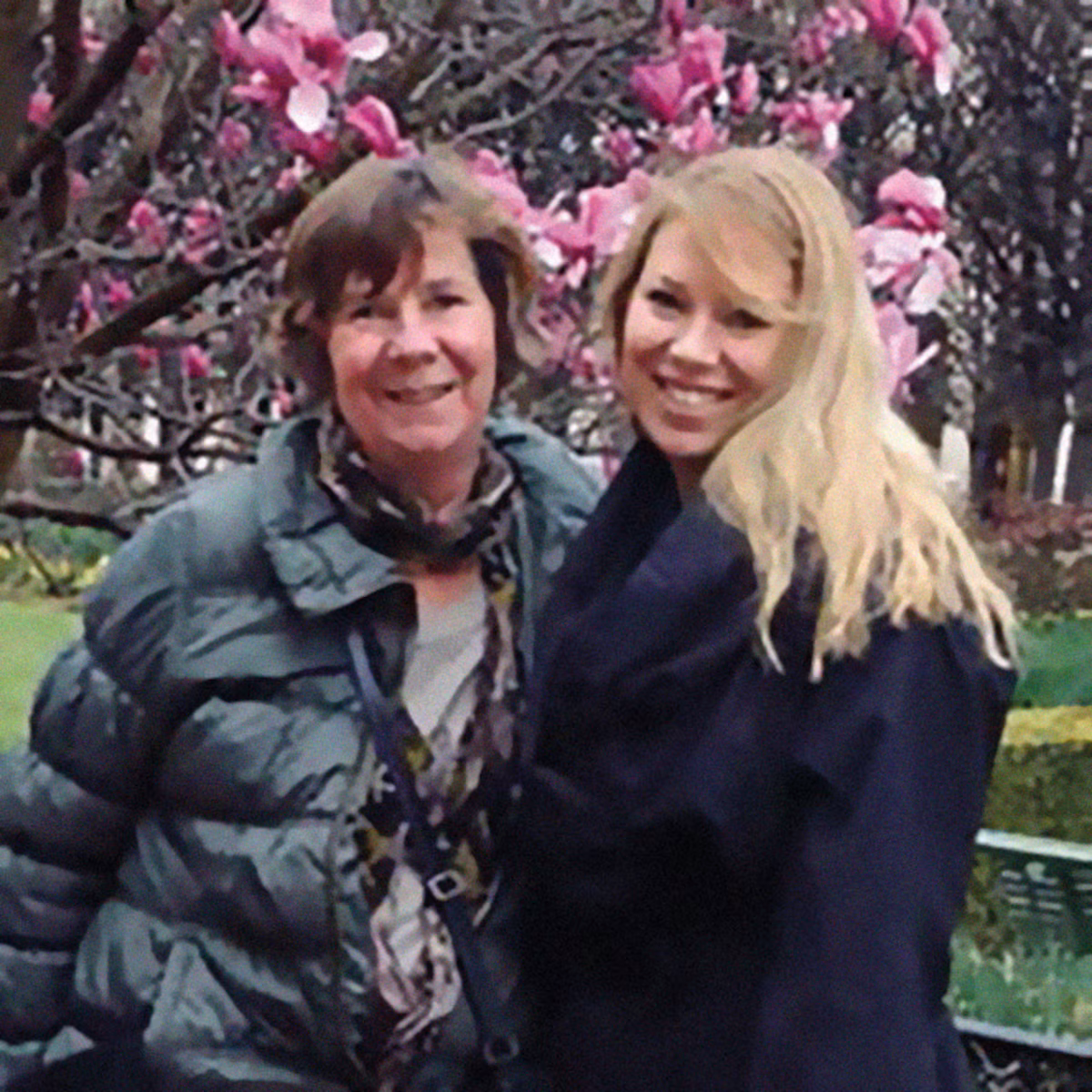 Katarina Viktorsson avec sa maman. 
« Ce n’est finalement qu’au quatrième jour après l’attentat que la confirmation officielle de son décès nous est parvenue. Quatre jours d’enfer, à redouter le pire et à espérer l’improbable. »