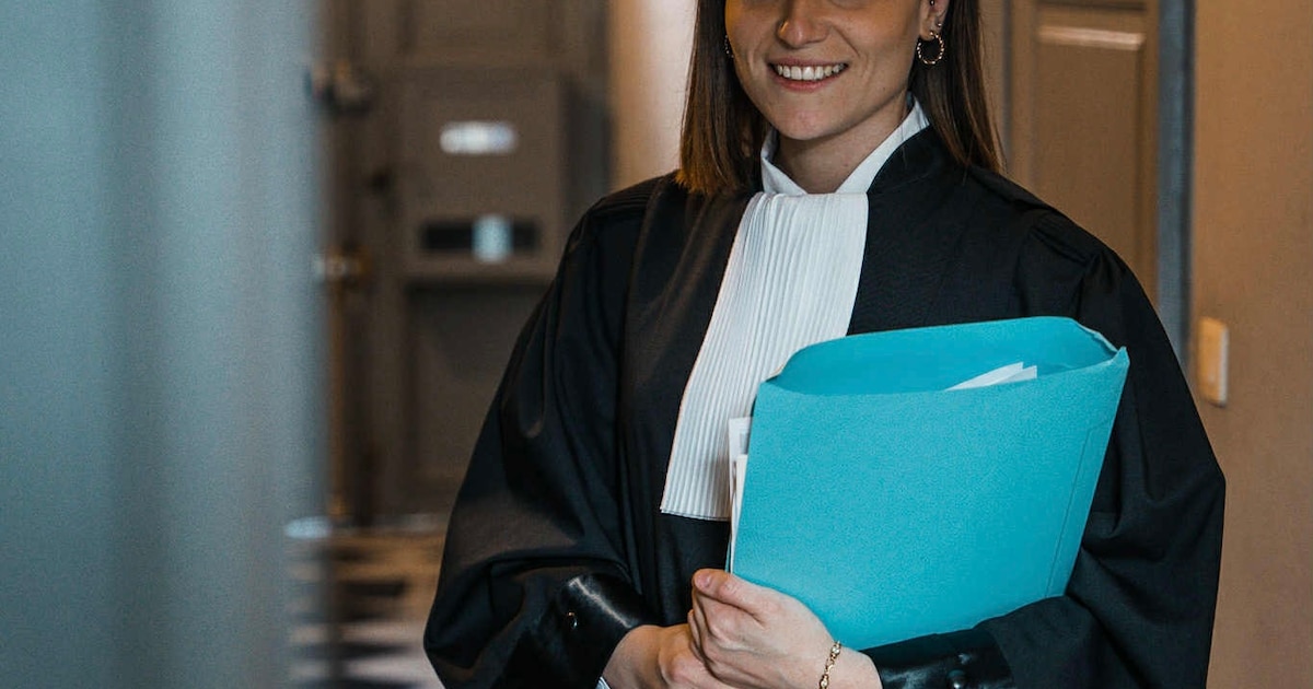 Un employé de la police de Mons poursuivi pour harcèlement sexuel sur son lieu de travail et voyeurisme : Il filmait sous les jupes de ses collègues
