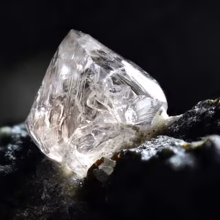 Des chercheurs de l’université de l’État de Washington (États-Unis) confirment que les diamants hexagonaux fabriqués en laboratoire sont plus rigides que les diamants cubiques trouvés à l’état naturel. © Björn Wylezich, Adobe Stock