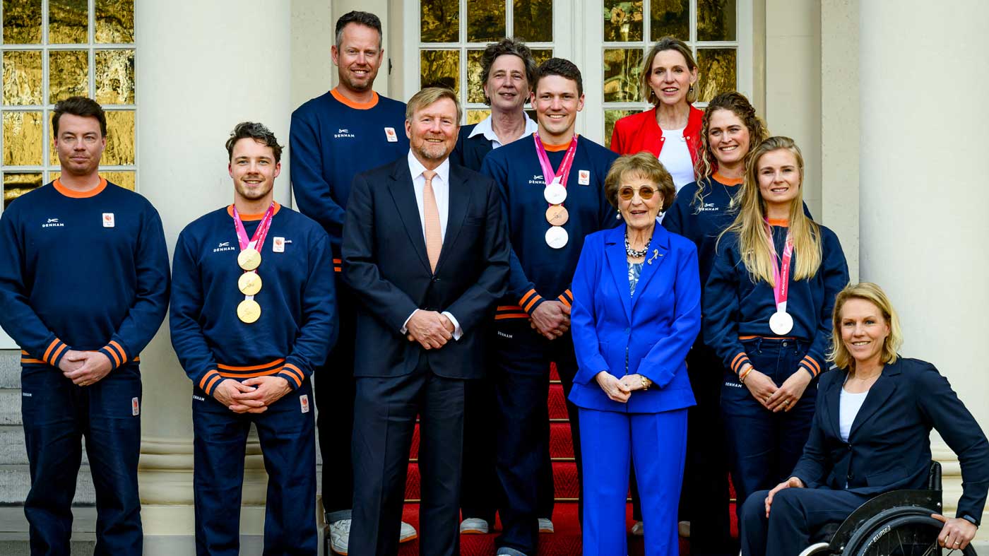 Le roi Willem-Alexander et sa tante reçoivent les médaillés néerlandais après les Jeux paralympiques d'hiver