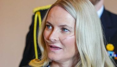 La princesse héritière Mette-Marit équipée d'une sonde à oxygène pour assister à un événement officiel avec son époux et leurs enfants