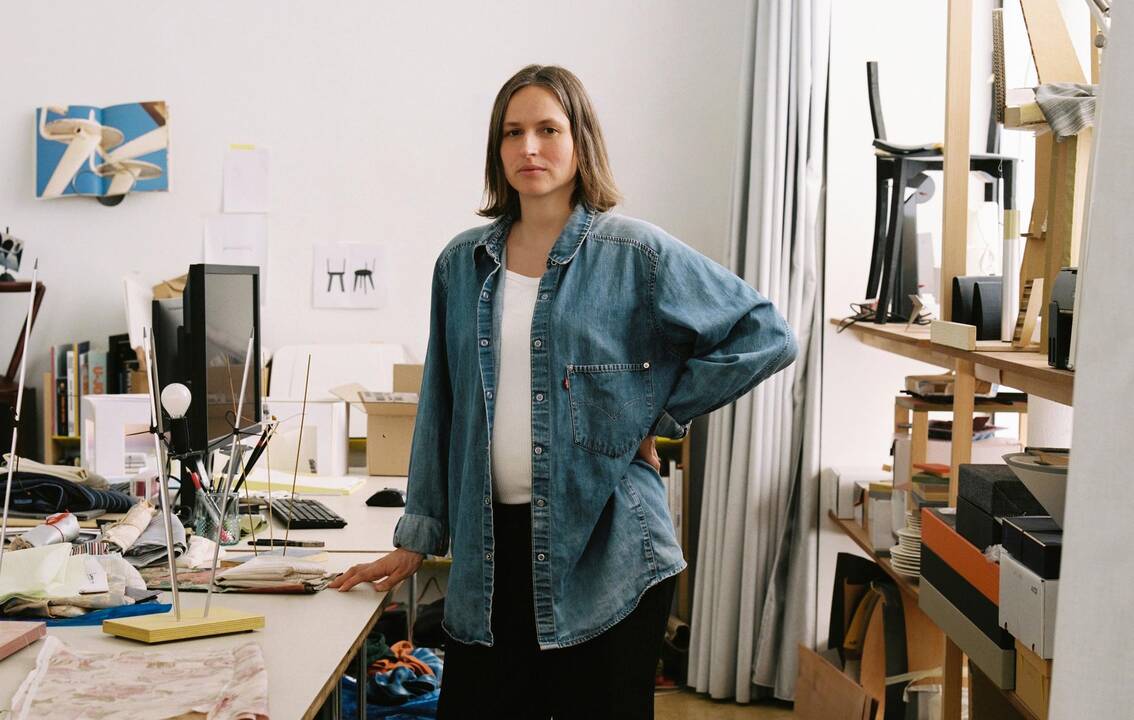 «Je ne pense pas qu’il y ait une manière genrée de faire du design»: visite à Paris dans l’atelier de Julie Richoz, designer à la rigueur discrète