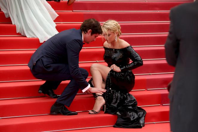 En 2019, en robe à sequins Giogio Armani Privé, secourue par son cavalier servant Niels Schneider.
