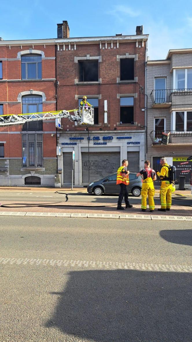 L’incendie s’est déclaré au-dessus de la bijouterie.