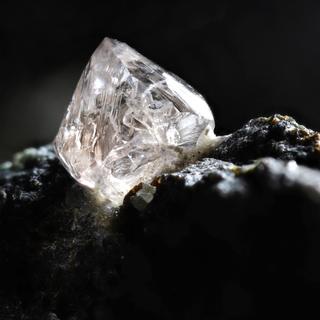 Diamant dans sa gangue de kimberlite. © Björn Wylezich, Adobe Stock