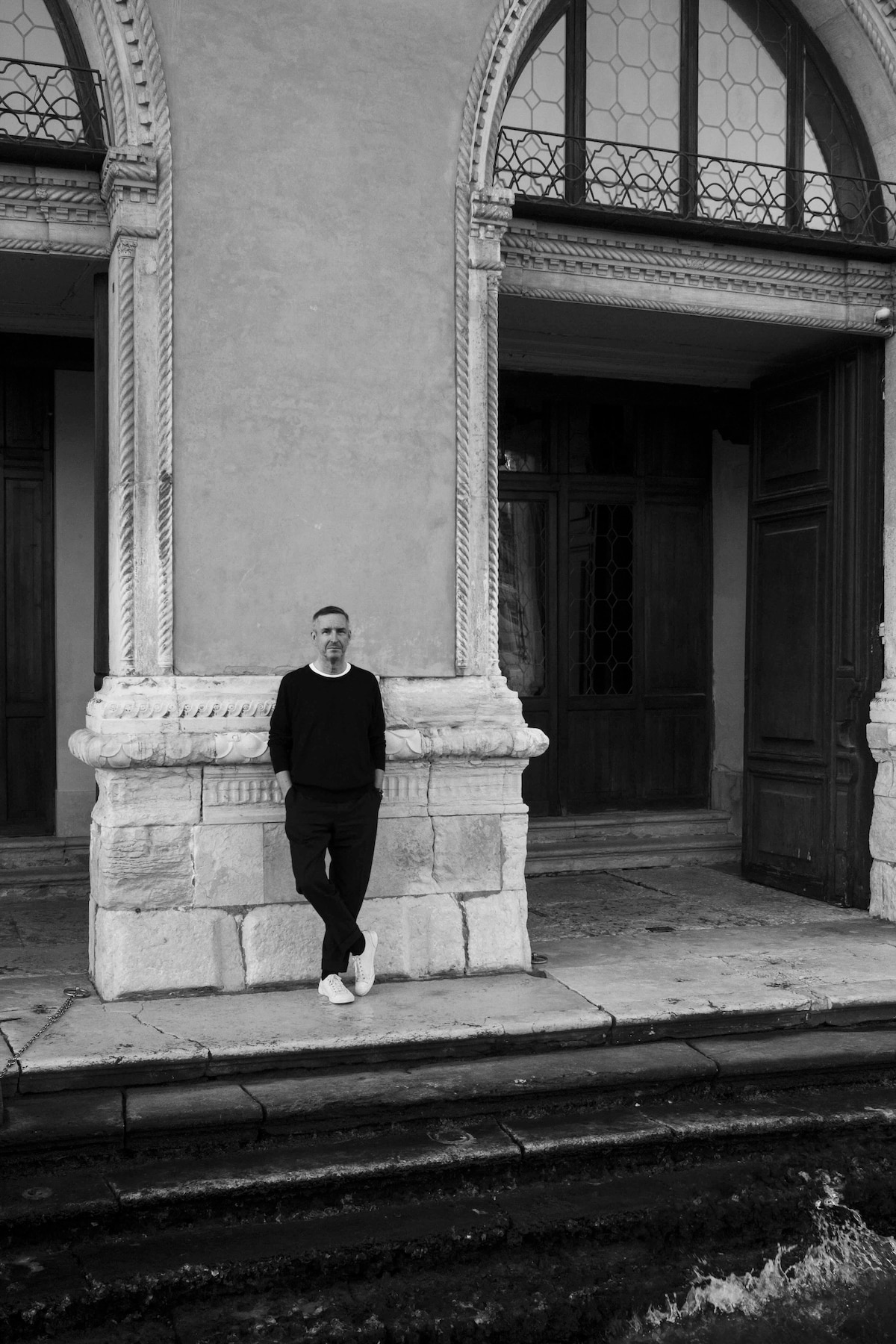Dries Van Noten devant son palais à Venise