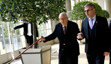 Souriant, le roi Albert II fait une rare apparition publique pour la remise des prix de la Fondation Reine Paola (PHOTOS)