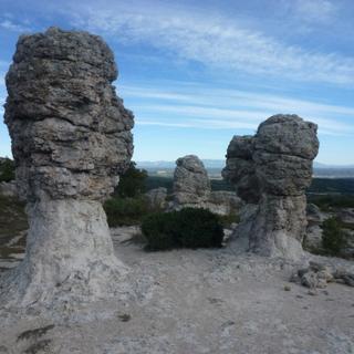 Les étonnants rochers des Mourres de Forcalquier. © Apitux, Wikimedia Commons, CC by-sa 4.0