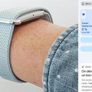 Le bracelet Fitbit Air, discret et ultraléger avec ses 5,2 grammes, permet de suivre en continu la fréquence cardiaque, l’oxygénation du sang, la température cutanée et la qualité du sommeil. Grâce à l’application Google Health, ces données sont centralisées et peuvent être exploitées par l’intelligence artificielle « Health Coach » pour fournir des conseils personnalisés.