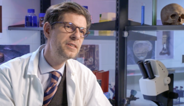 Philippe Charlier, médecin légiste qu’on retrouve ce soir sur France 5, est notre témoin de la semaine : « J’ai reconstitué la voix d’Henri IV »