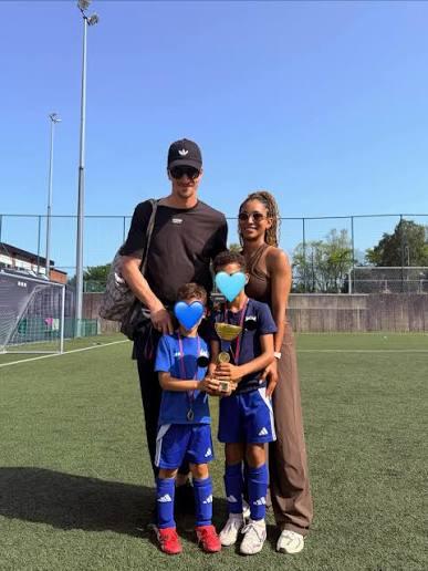 « En attendant celle promise le 19 juillet », Thomas pose avec Deborah et deux de leurs enfants tenant une coupe !