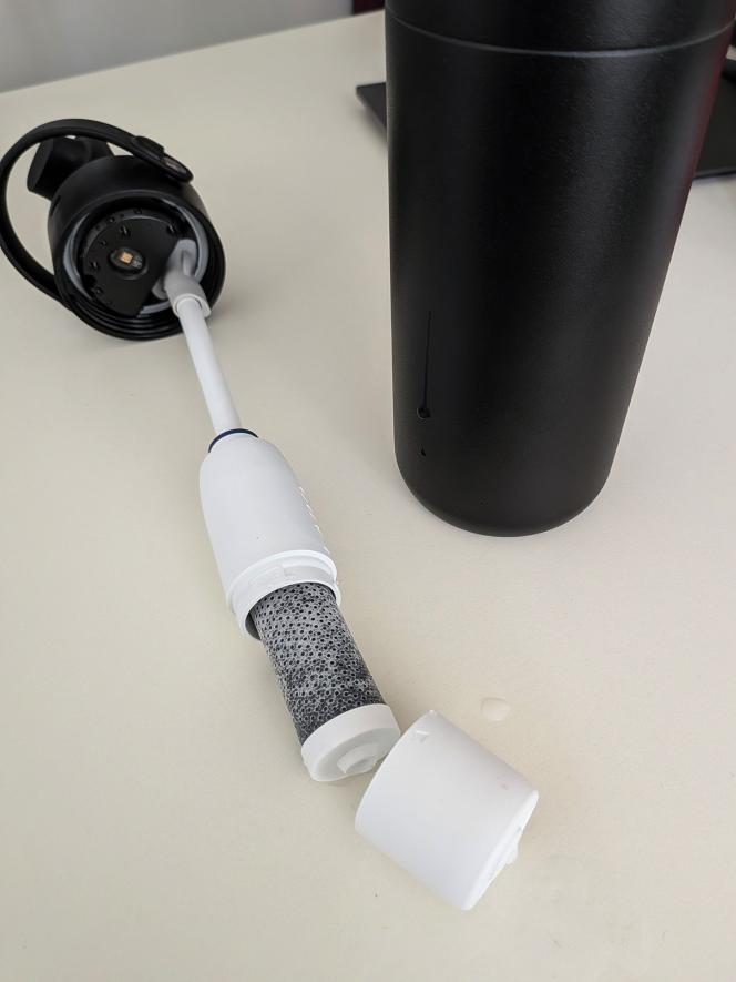 Décomposition de la version iQ de la gourde LARQ : un bouchon smart, une paille de filtration, un filtre