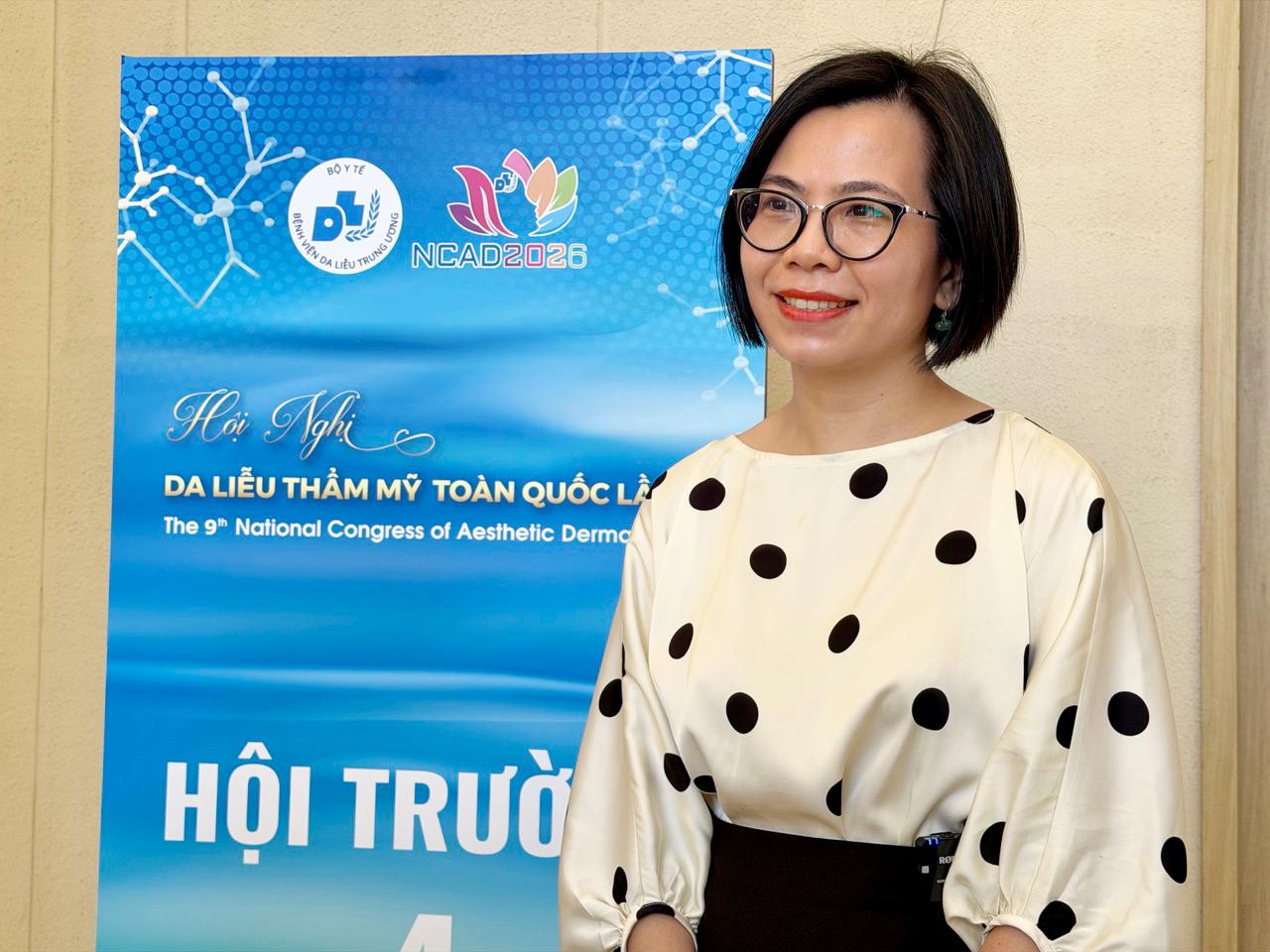 Bác sĩ Hà Vinh chia sẻ về nguyên nhân rụng tóc ở người trẻ. Ảnh: BVCC