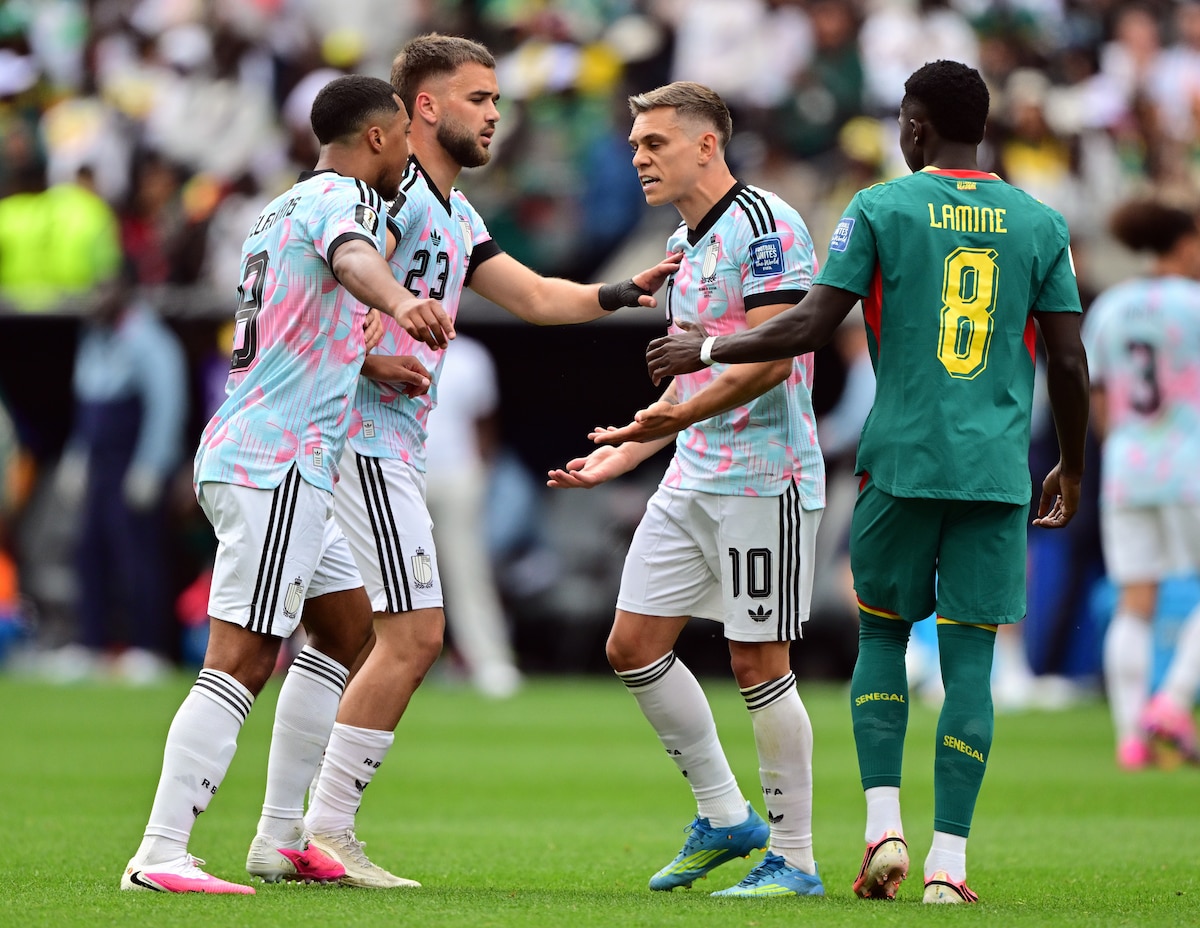 Nicolas Raskin sépare Youri Tielemans et Leandro Trossard.