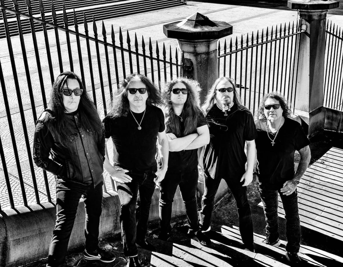 Les membres de Testament: les guitaristes Eric Peterson et Alex Skolnick, le batteur Chris Dovas, le bassiste Steve Di Giorgio et le chanteur Chuck Billy.