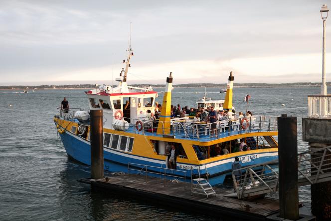 Des bateaux transportant des vacanciers en provenance de Lege-Cap-Ferret arrivent à Arcachon dans le cadre d’une opération d’évacuation de l’ensemble de la presqu’île du Cap-Ferret, dans le sud-ouest de la France, le 24 juillet 2026.