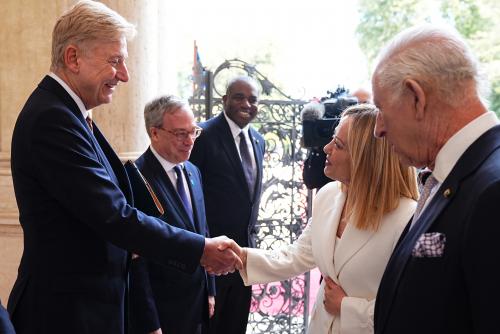 Roi Charles III : Sir Clive Alderton quitte son poste en 2027