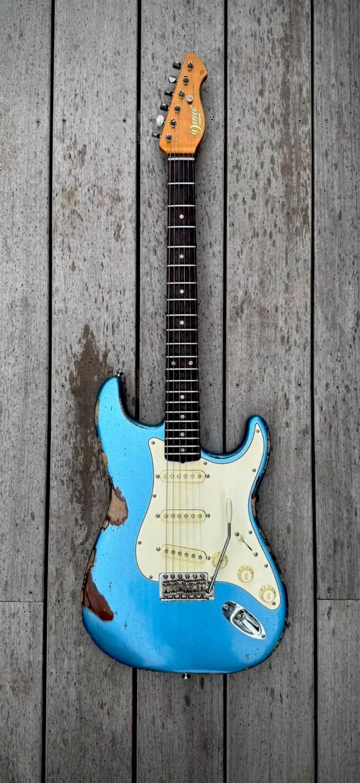 Dominic Miller, guitariste de Sting, a adopté une guitare confectionnée par un luthier liégeois, David d'Ascenzo.