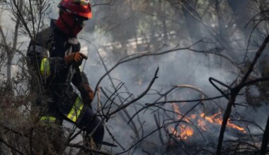 Omniprésents dans l’univers des pompiers, pourquoi les PFAS sont à la fois un « produit