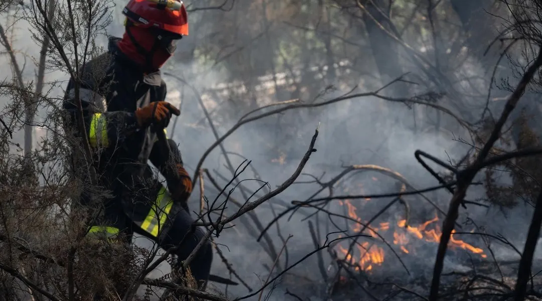 Omniprésents dans l’univers des pompiers, pourquoi les PFAS sont à la fois un « produit