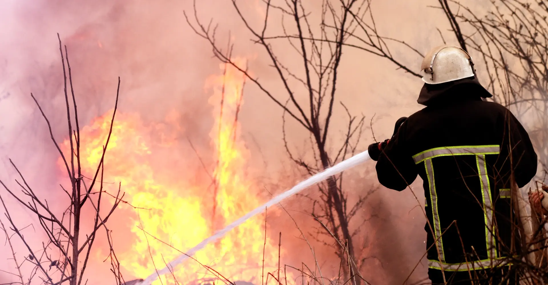 Le produit le plus efficace contre les incendies est aussi celui que les pompiers voudraient abandonner : voici pourquoi