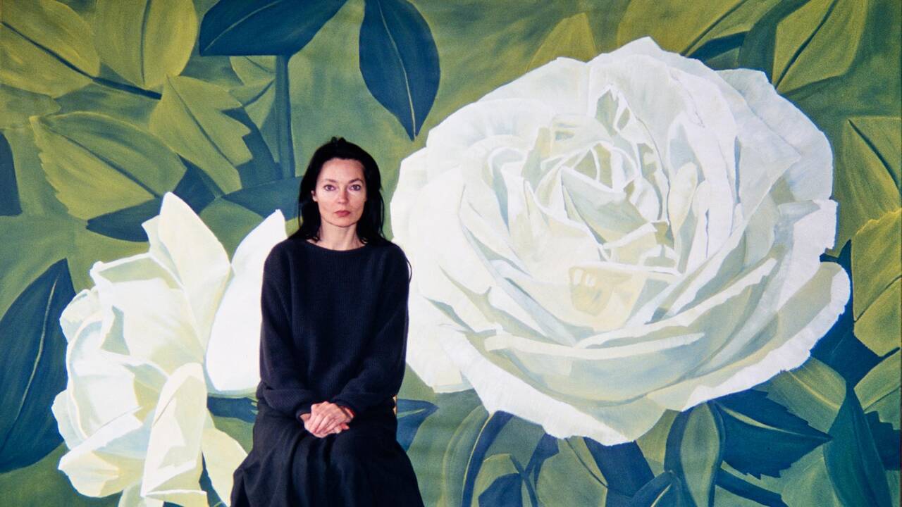 Il faut plonger dans les corolles rouge sang des monumentales pivoines d’Anne Loch