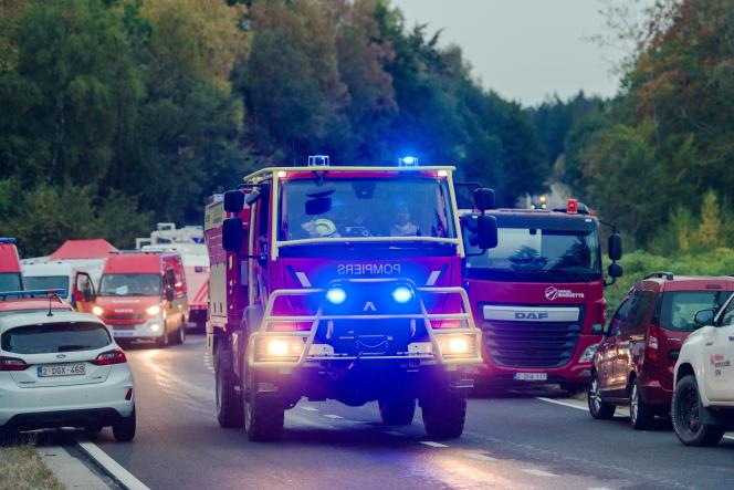 Des véhicules de pompiers sur les lieux alors qu’un incendie fait rage dans la réserve naturelle des Hautes Fagnes, à Waimes, le samedi 15 août 2026.