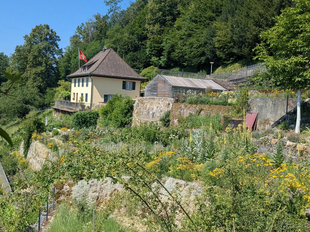 Même s'ils ne vivent pas dans le château lui-même, Daniela Goll et Christian Hunziker disposent de beaucoup d'espace dans la maison du jardinier. [SRF]