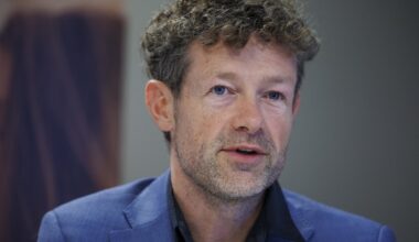 Un nouveau directeur arrive au VDAB, son prédécesseur, écarté pour une faute, retrouve un emploi dans l'administration