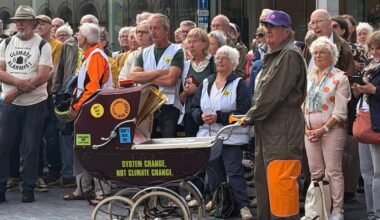 Environ 200 personnes revendiquent le terme "climato-alarmiste" à Bruxelles (photos)