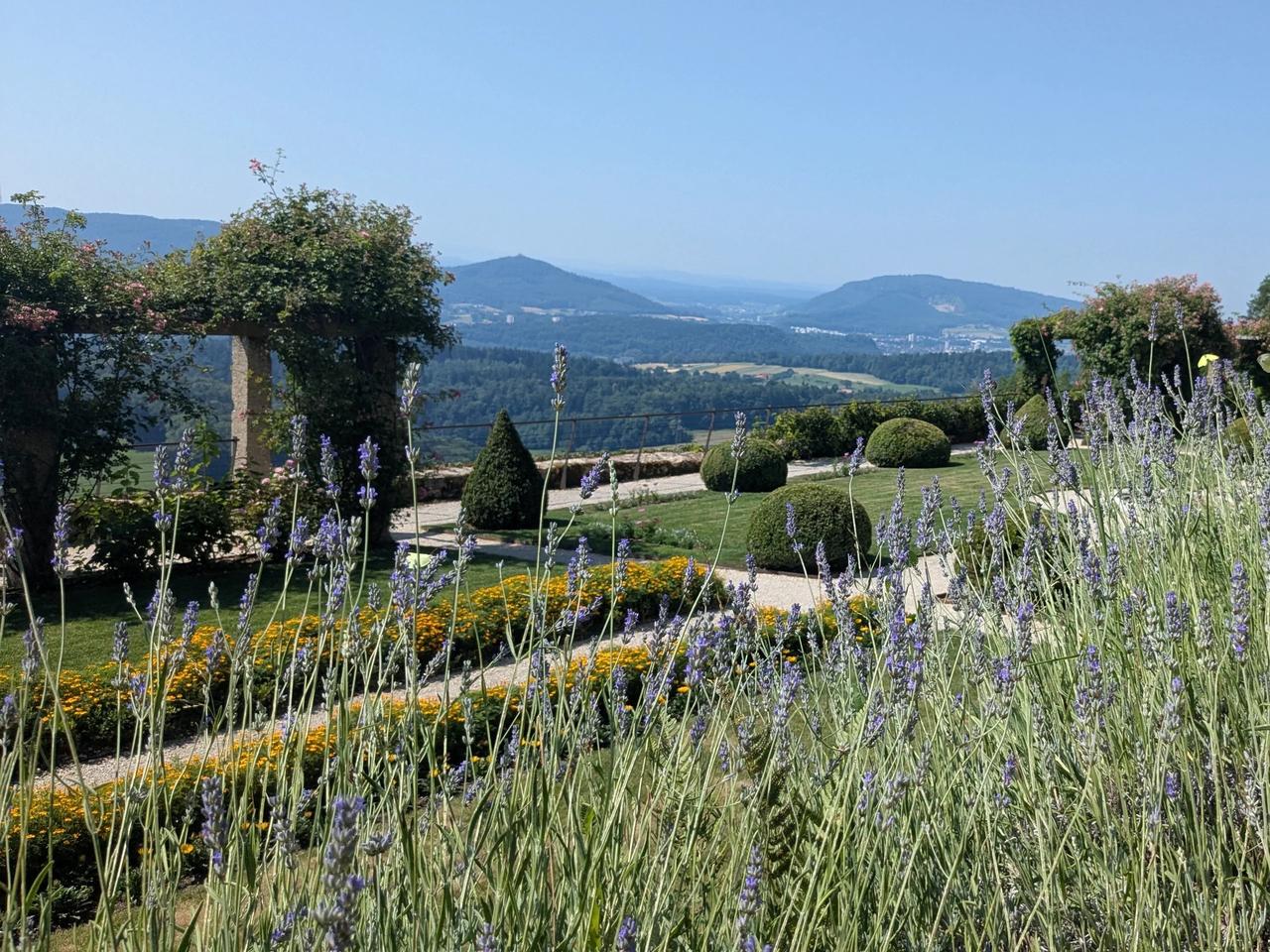 Vue à travers le jardin baroque sur le Niederamt de Soleure. [SRF]
