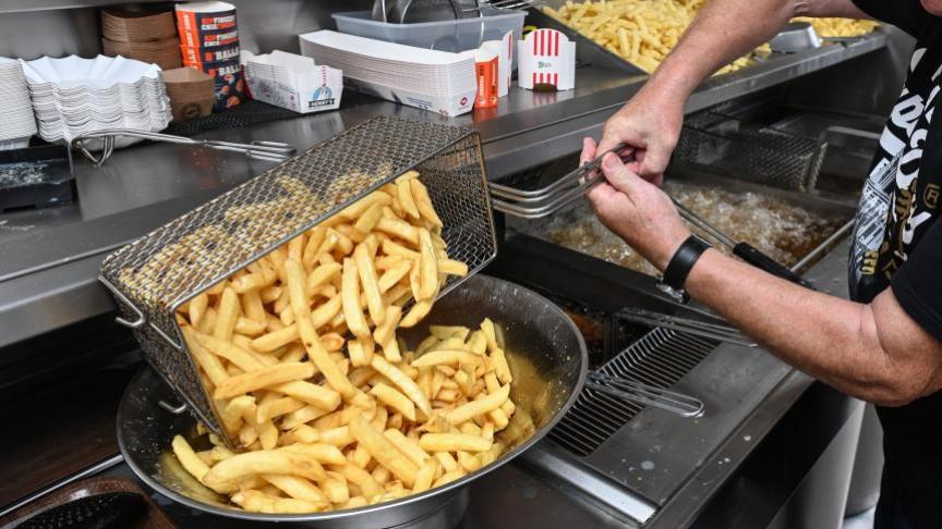 La frite belge, une institution qui se déguste même au coeur de l’été.