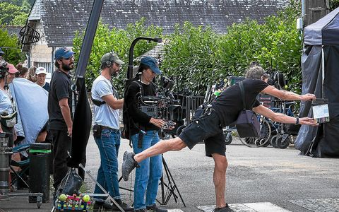 Ce mercredi après-midi, la scène devant l’école de Callac va être rejouée plusieurs fois. En plan large, en caméra à l’épaule… « Une journée de tournage, c’est deux ou trois minutes utiles à l’écran », rappellent les coproducteurs du film.